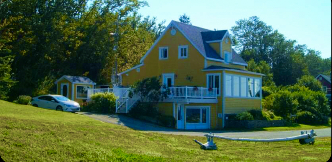 À La Petite Maison Jaune Guide GQ