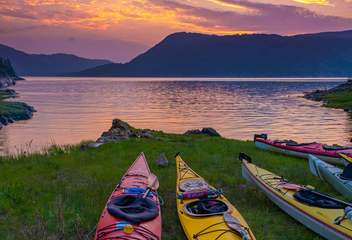 Rangee De Kayaks Sur Berge Verte Crepuscule